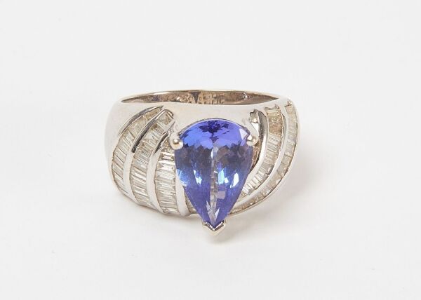18k White Gold Ring with Teardrop Stone