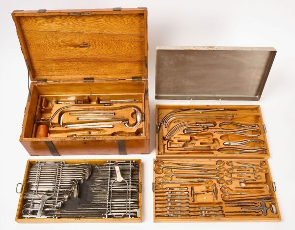 Knoke & Dressler Cased Surgical Suite